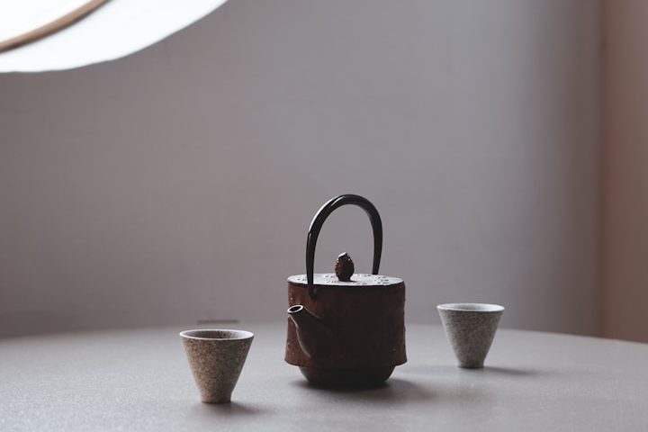 Bicchieri da sakè Sakè versato in tazzine bianche